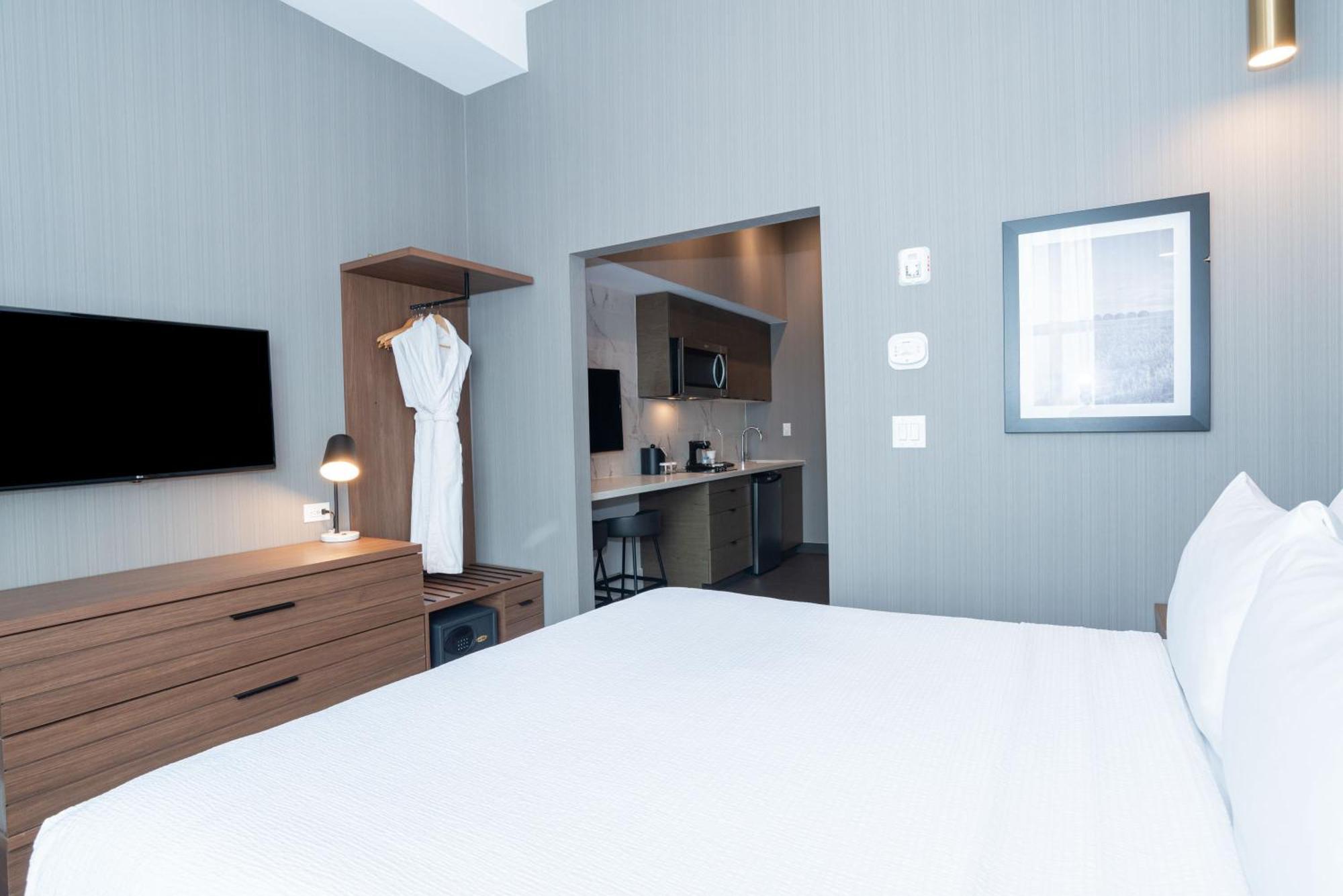 Sandman Signature Sherwood Park Hotel Экстерьер фото